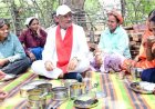 सीएम साय का दिखा अनूठा अंदाज : श्रमिकों के साथ बैठकर खाया बोरे-बासी, नारियल फोड़कर पीएम आवास में कराया गृह प्रवेश